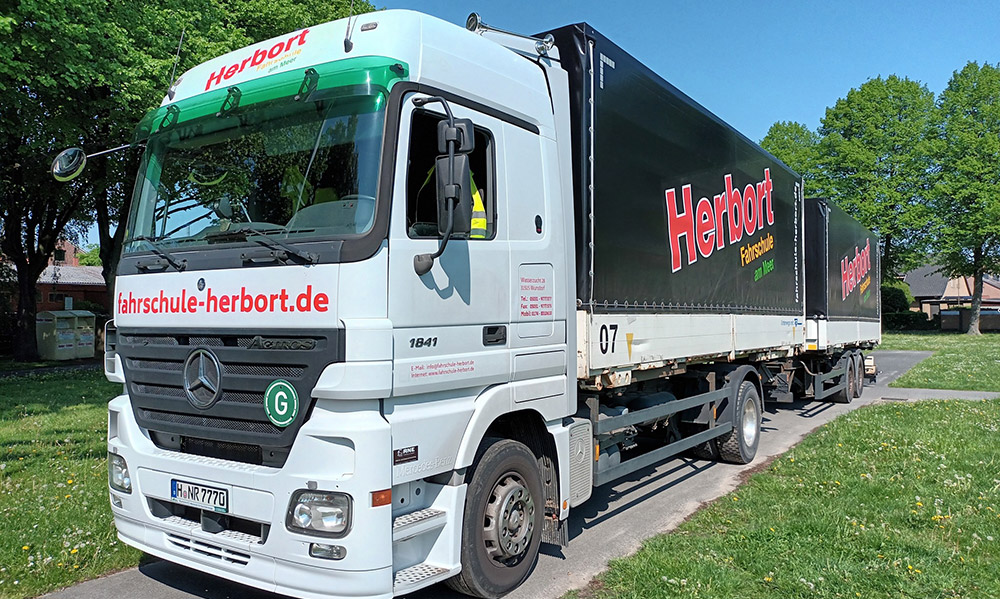 Fahrzeugbeschriftung der Fahrschulflotte Herbort in Wunstorf